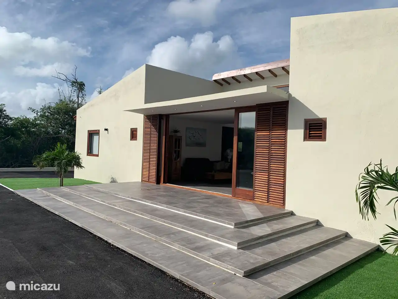 Eingangsgrundstück Villa Rancho.