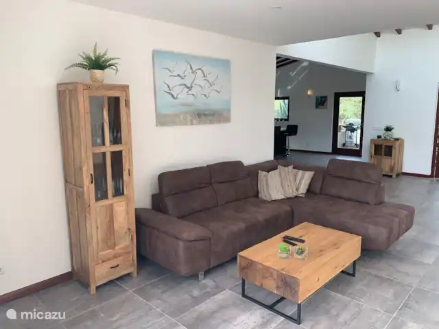 Villa dans la nature avec piscine privée | Curaçao, Banda Abou (ouest), Tera Pretu - villa Joli canapé pour regarder la télévision et se détendre.