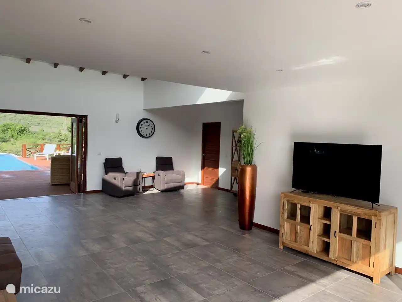 Fernseher und der Rest des Wohnzimmers