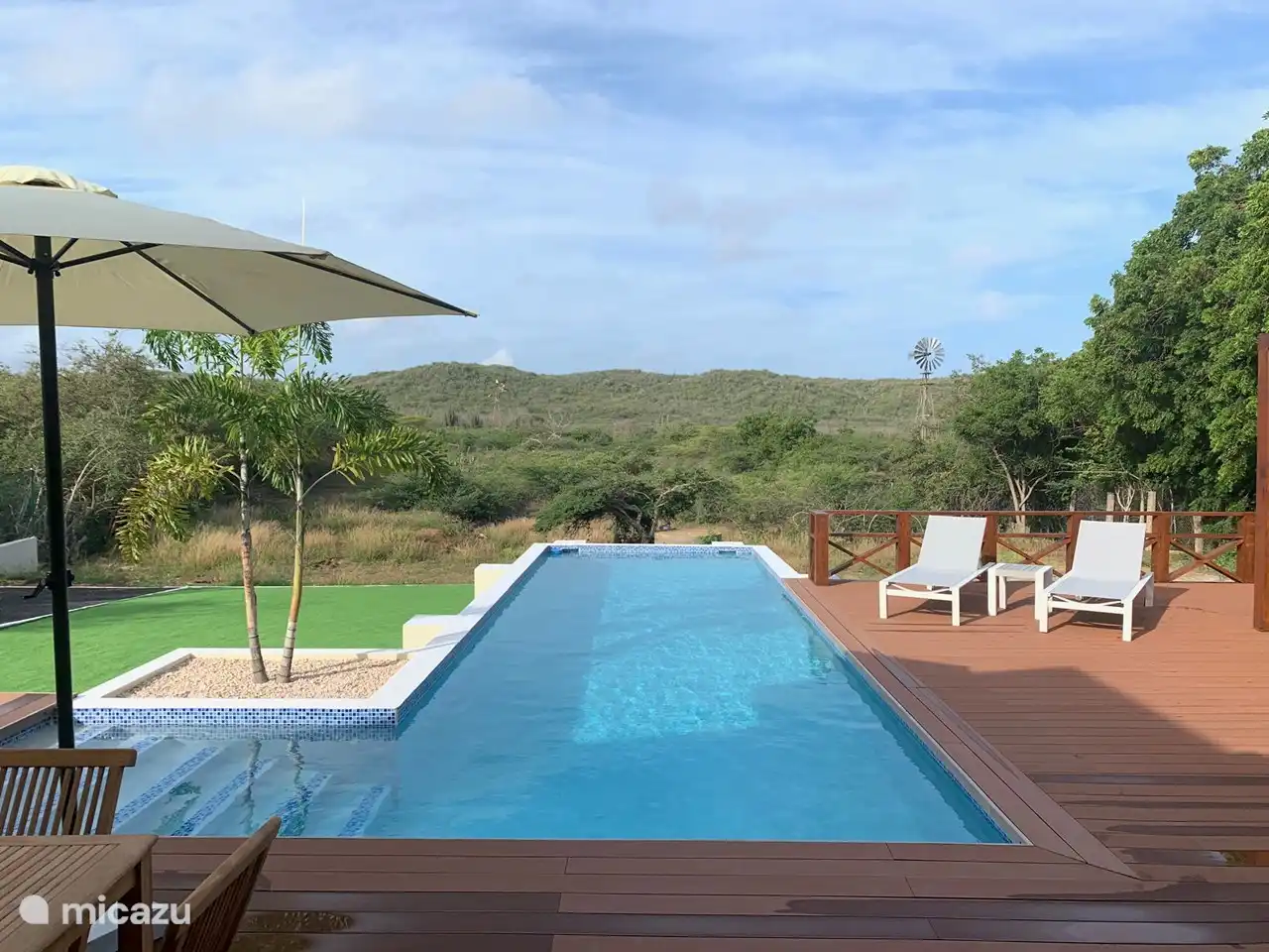 Schwimmbad und im Hintergrund die wunderschöne Natur von Curacao