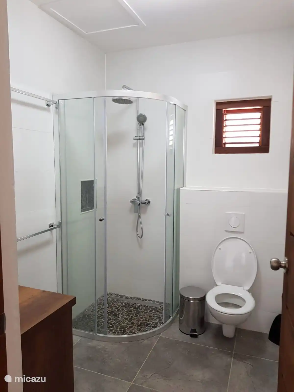 Es gibt insgesamt 3 Badezimmer, die fast gleich aussehen.