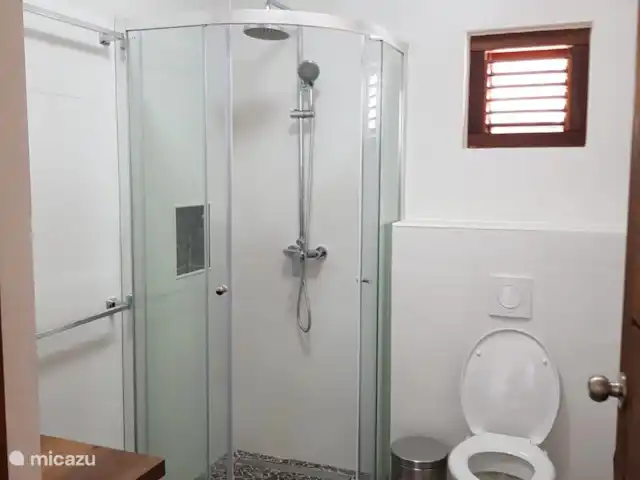 Villa dans la nature avec piscine privée | Curaçao, Banda Abou (ouest), Tera Pretu - villa Il y a un total de 3 salles de bains qui se ressemblent presque.