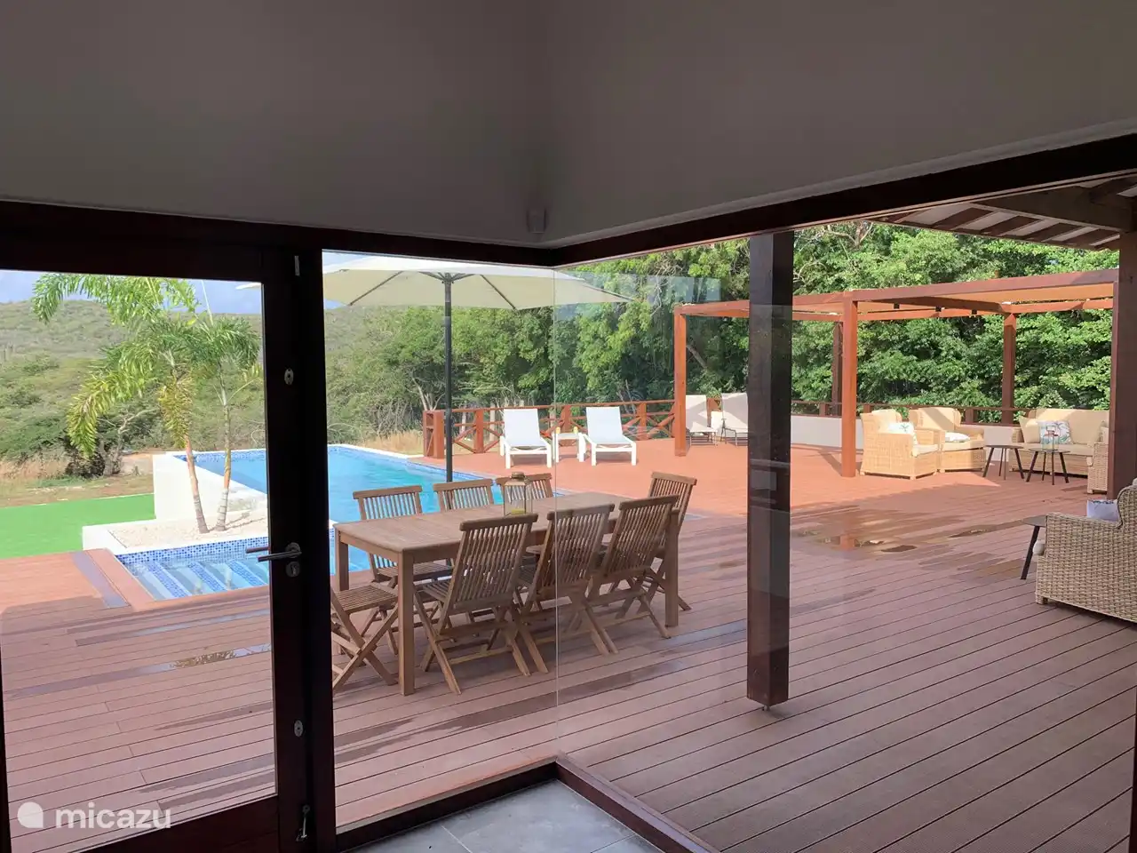 Blick von der Küche auf die Terrasse.