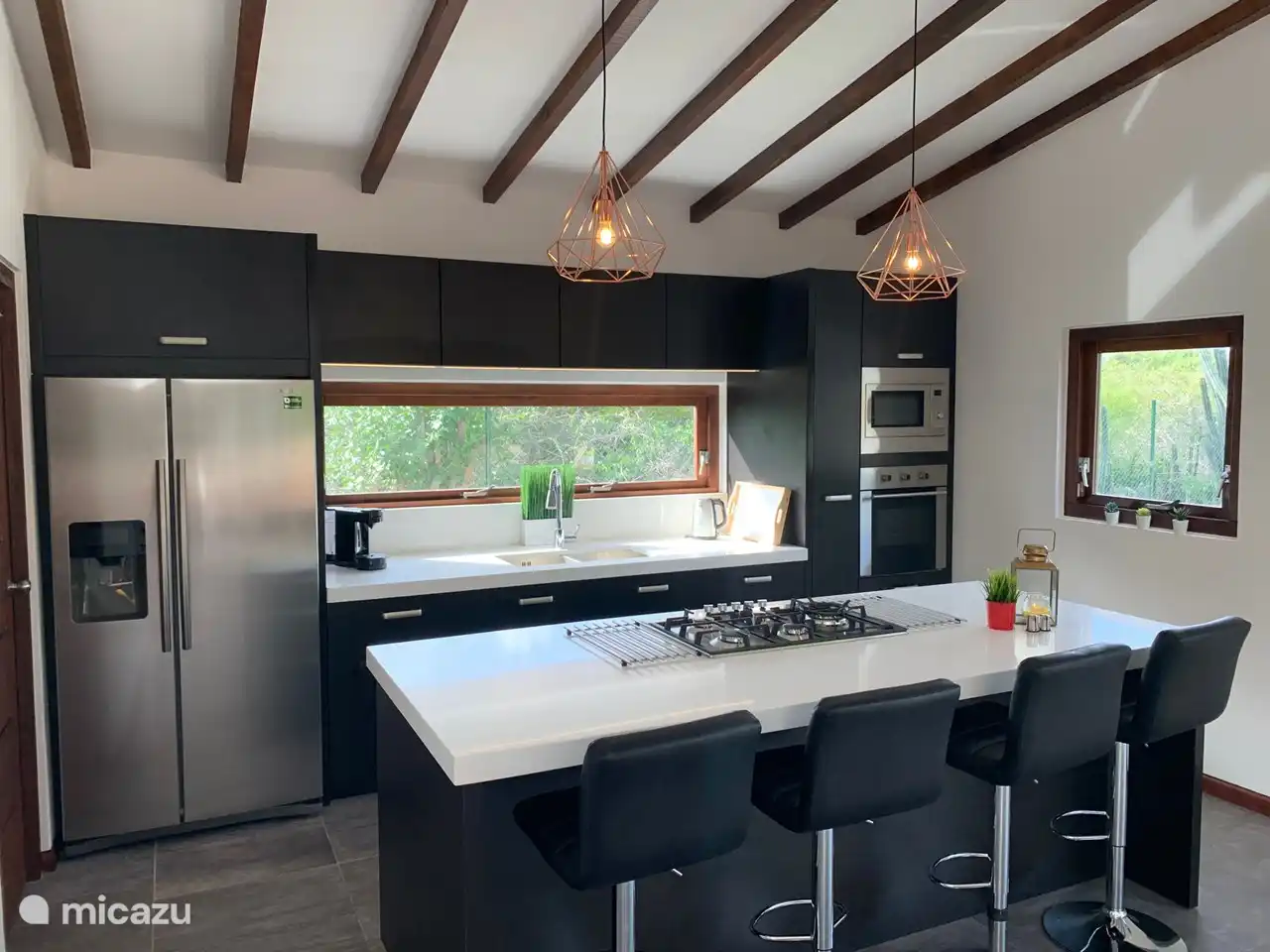 Die Küche mit Kochinsel.