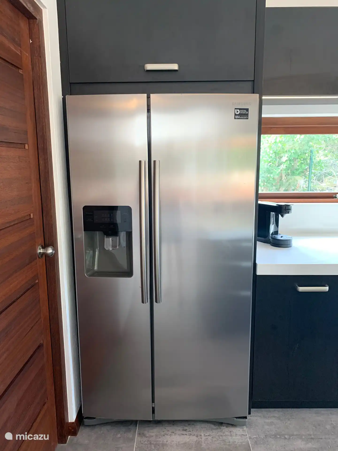 Kombi-Kühl- und Gefrierschrank mit Eiswürfelmaschine.