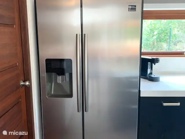 Villa dans la nature avec piscine privée | Curaçao, Banda Abou (ouest), Tera Pretu - villa Réfrigérateur et congélateur combinés avec machines à glaçons.