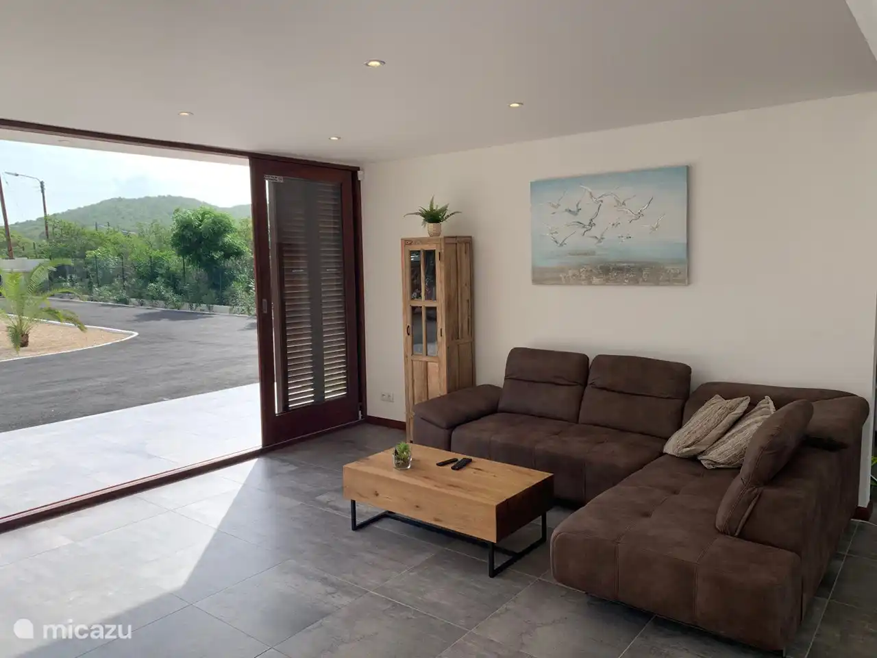 Sofa mit Blick auf den Vorgarten.