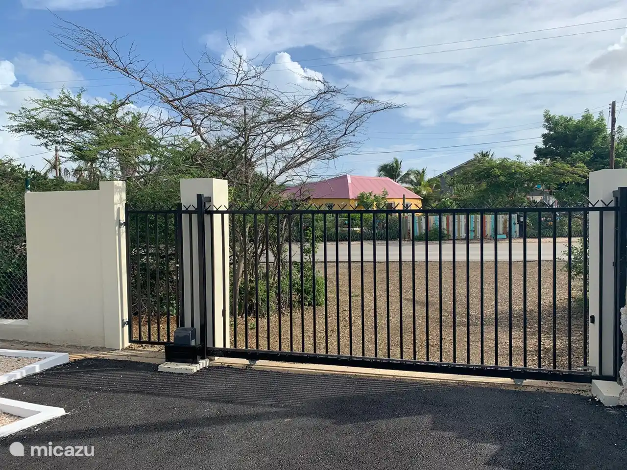 Elektrisches ferngesteuertes Eingangstor.