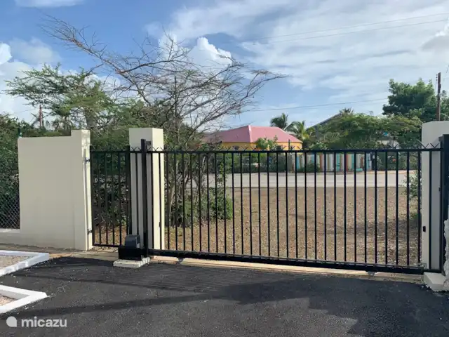 Villa dans la nature avec piscine privée | Curaçao, Banda Abou (ouest), Tera Pretu - villa Portail d’entrée télécommandé électrique.
