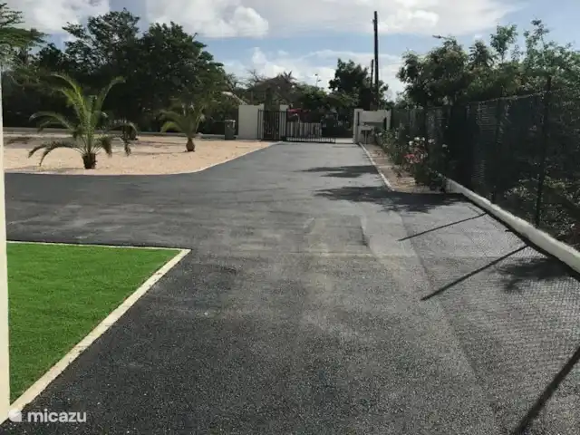 Villa dans la nature avec piscine privée | Curaçao, Banda Abou (ouest), Tera Pretu - villa Jardin avant avec route d’accès.