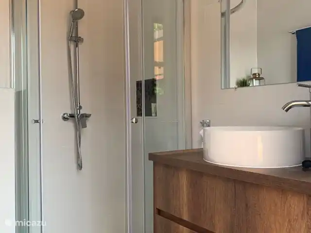 Villa dans la nature avec piscine privée | Curaçao, Banda Abou (ouest), Tera Pretu - villa Salle de bain avec douche et lavabo.