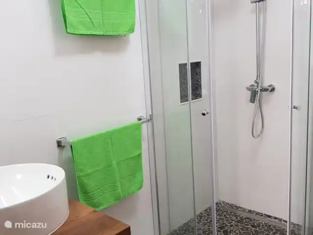 Villa dans la nature avec piscine privée | Curaçao, Banda Abou (ouest), Tera Pretu - villa Lavabo avec douche.