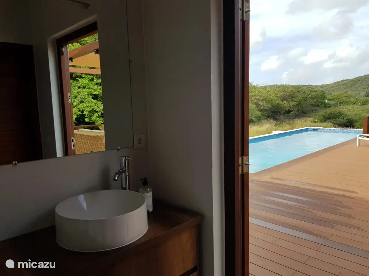 Badezimmer mit Ausgang zur Terrasse und auch Eingang zum Schlafzimmer.