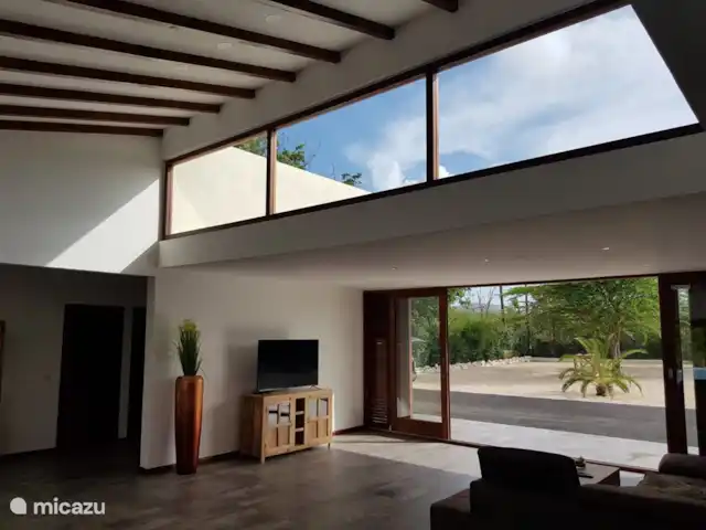 Villa dans la nature avec piscine privée | Curaçao, Banda Abou (ouest), Tera Pretu - villa Salon avec coin salon TV avec beaucoup de lumière naturelle.