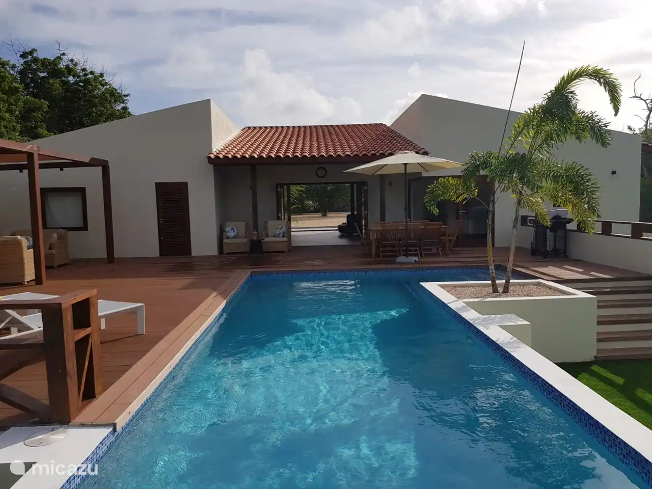 11 Meter langes Schwimmbad, ideal zum Schwimmen von Bahnen.