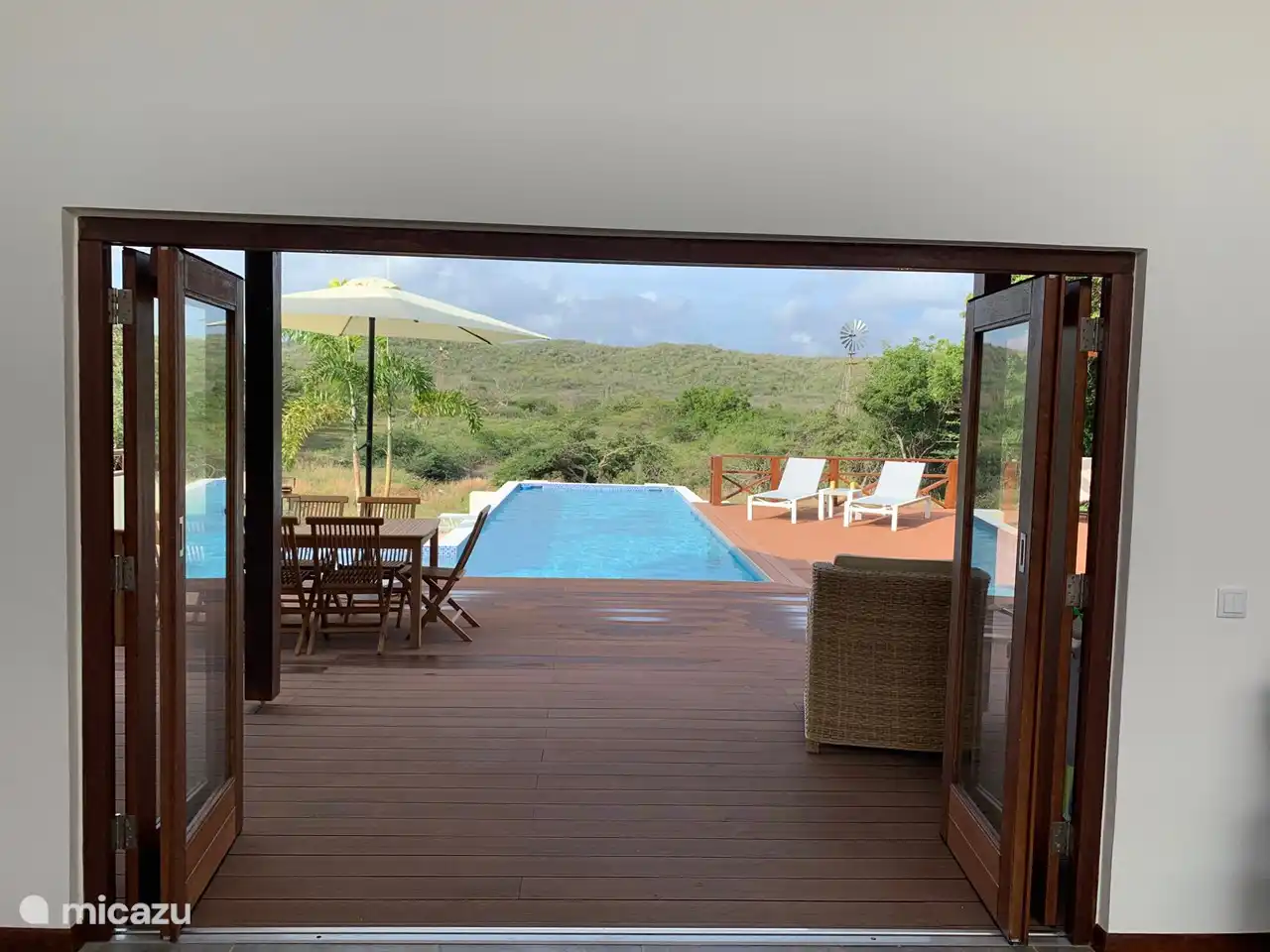 Hintertüren zum Pool mit Blick auf die wunderschöne Natur von Curacao.