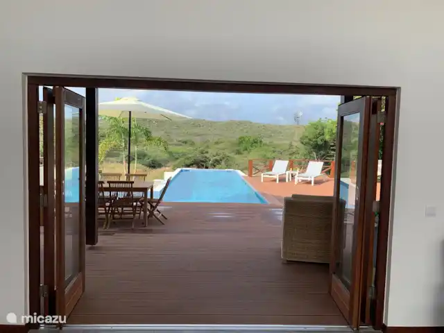 Villa dans la nature avec piscine privée | Curaçao, Banda Abou (ouest), Tera Pretu - villa Portes arrière de la piscine avec vue sur la belle nature de Curaçao.