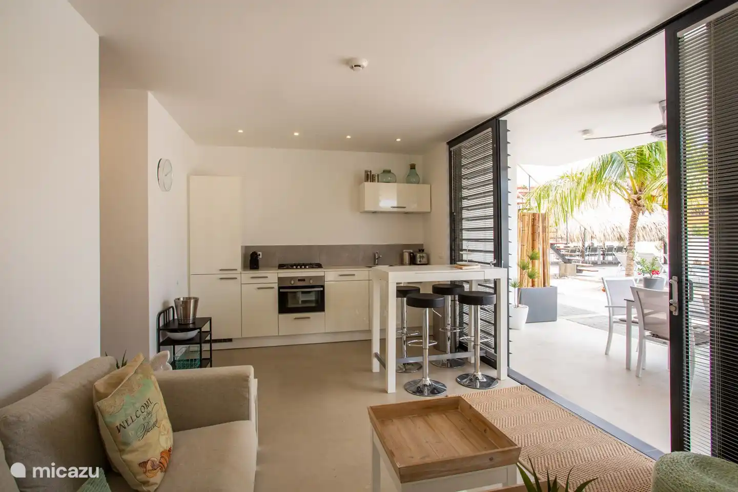 Die Küche verfügt über eine Frühstückstheke und moderne Annehmlichkeiten, darunter eine Kombi-Mikrowelle, einen Geschirrspüler, einen Kühlschrank mit Gefrierfach sowie ein umfangreiches Besteck- und Geschirrset.