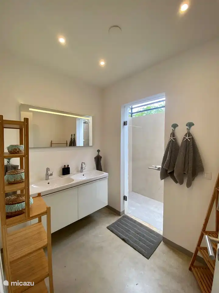 Unser Badezimmer mit seinen zwei stilvollen Waschbecken wird Sie bestimmt begeistern und um Ihren Aufenthalt noch angenehmer zu machen, bieten wir Ihnen außerdem eine sichere und abgeschirmte Außendusche mit einer herrlichen Regendusche. Hier können Sie das ultimative Duscherlebnis im Freien in Ruhe und Privatsphäre genießen.