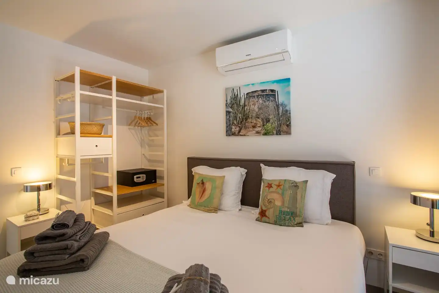 Schlafzimmer mit einem bequemen Doppel-Boxspringbett der renommierten Marke Caresse, ausgestattet mit ausreichend Stauraum und einem Fernseher mit Zugang zu Netflix. inklusive Safe.