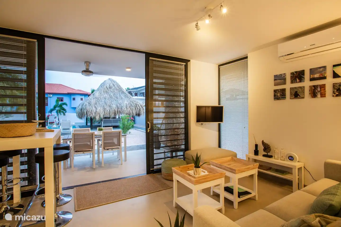 Wohnzimmer mit Blick auf den Pool.