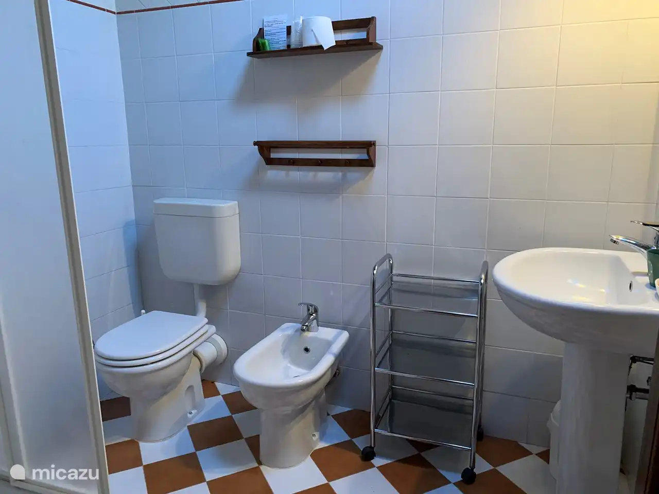 Bathroom of bedroom 1 with shower, bidet, toilet and sink