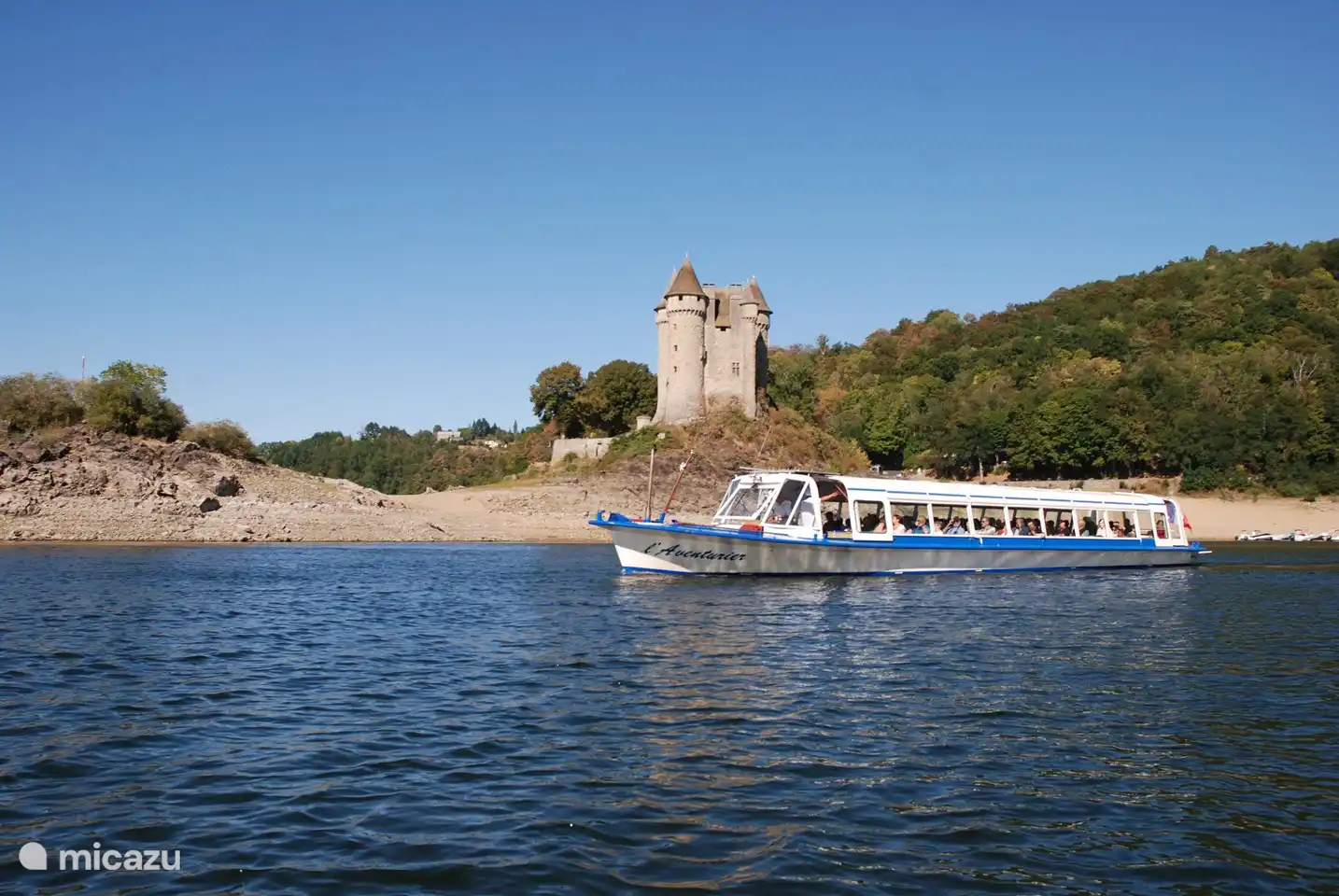 Voyage avec le bateau d'excursion sur le lac