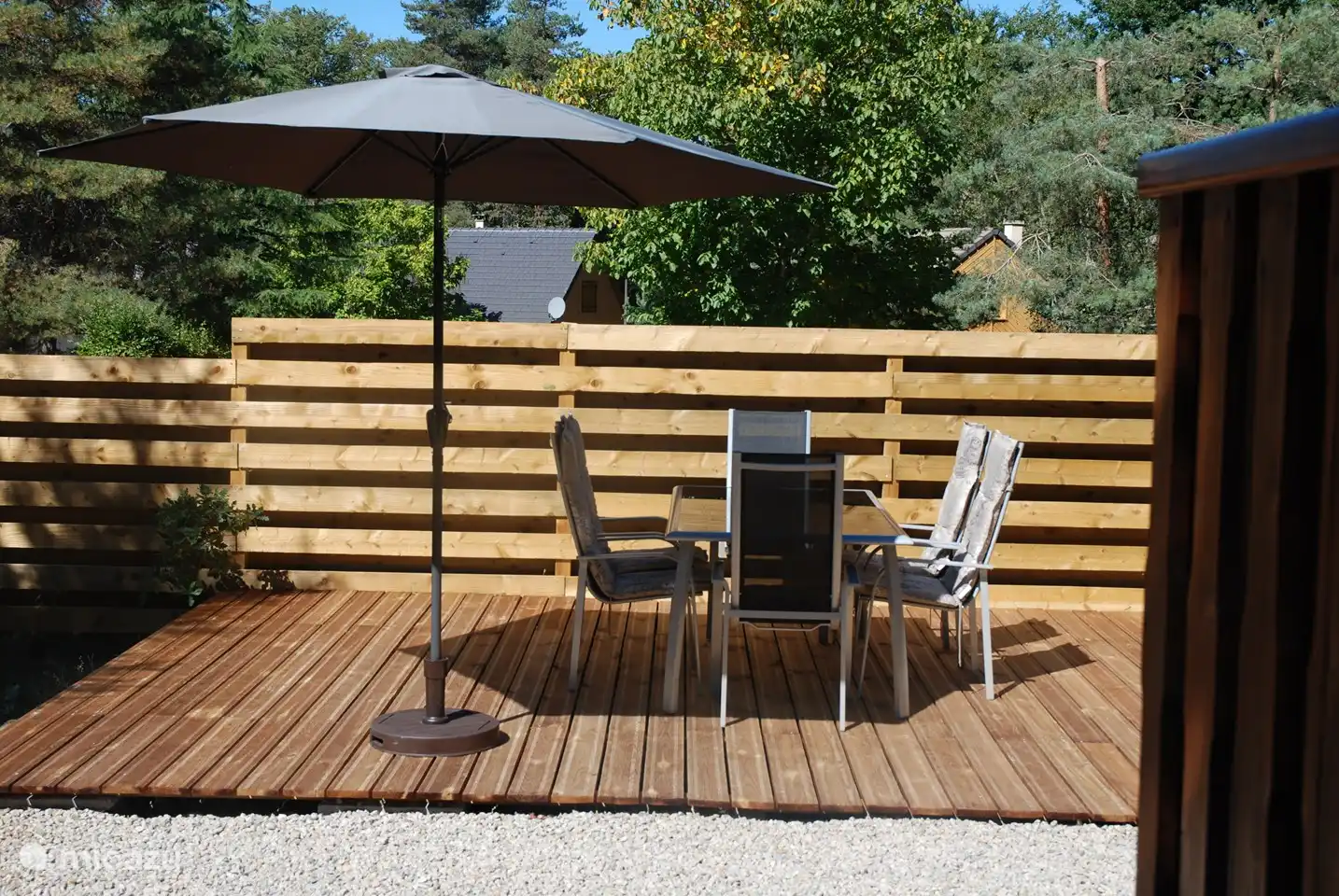 Terrasse ensoleillée avec parasol