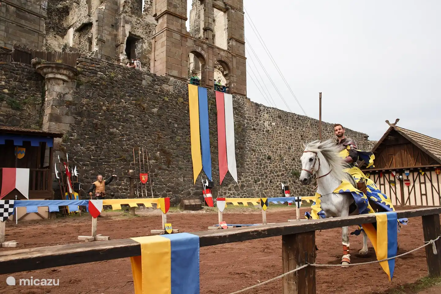 Combats de chevaliers.