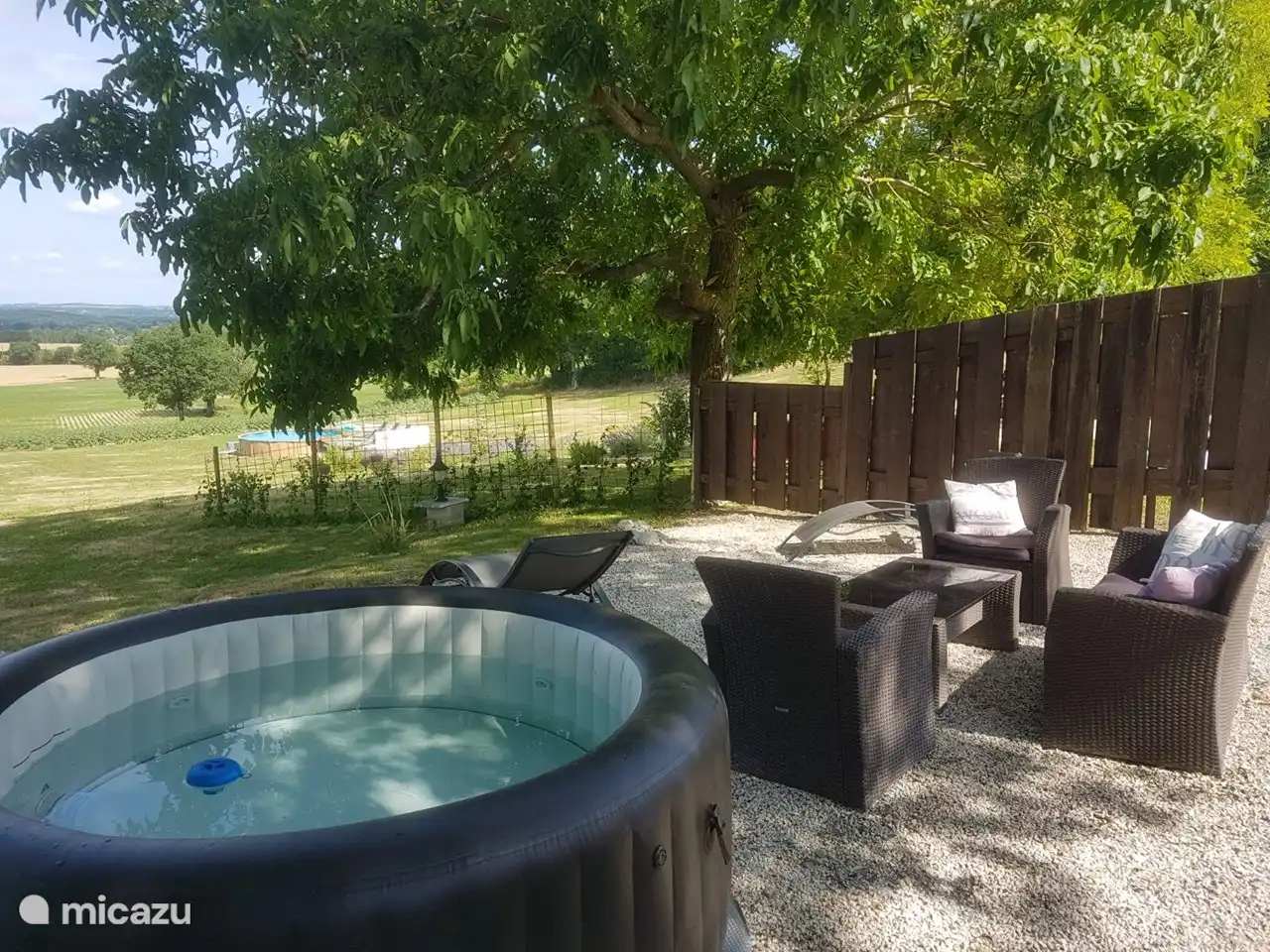 Spa mit Sitzgelegenheiten