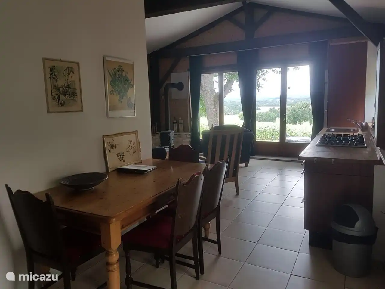 Esstisch mit Blick nach draußen 