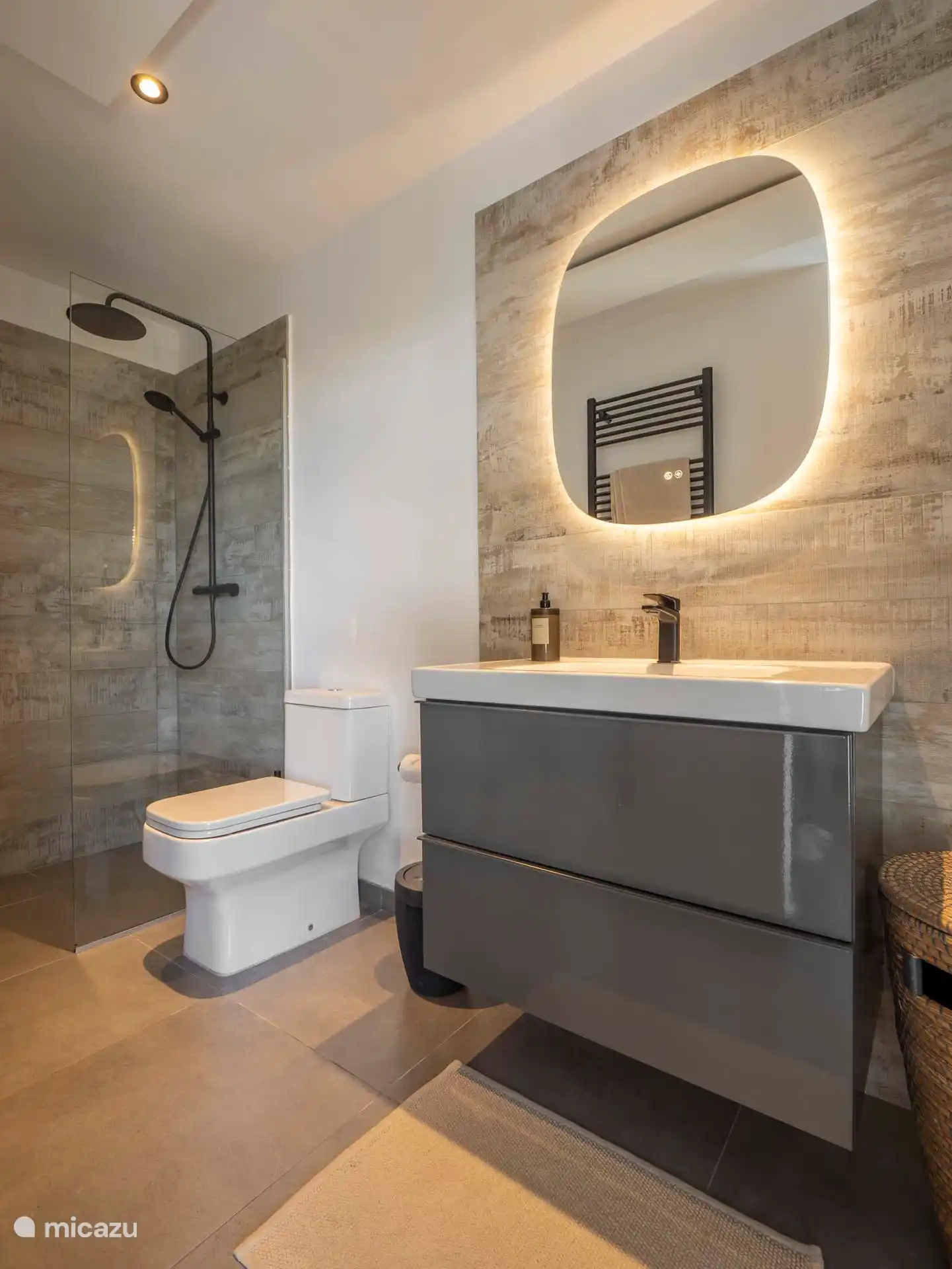 Baño privado agradable en el dormitorio principal