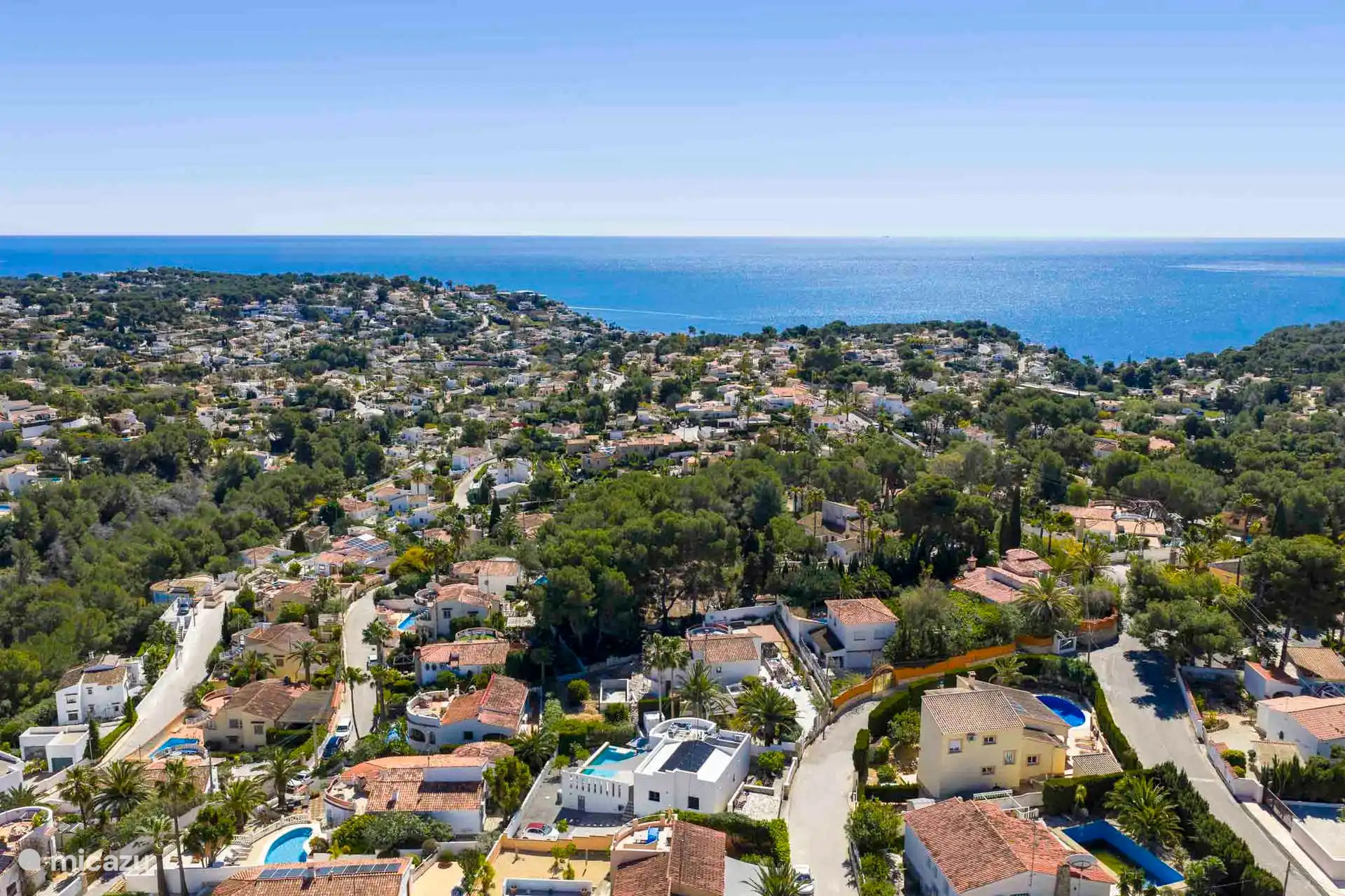 En el fondo, en el centro, está Casa Ocho, a 15 minutos andando estás en el mar
