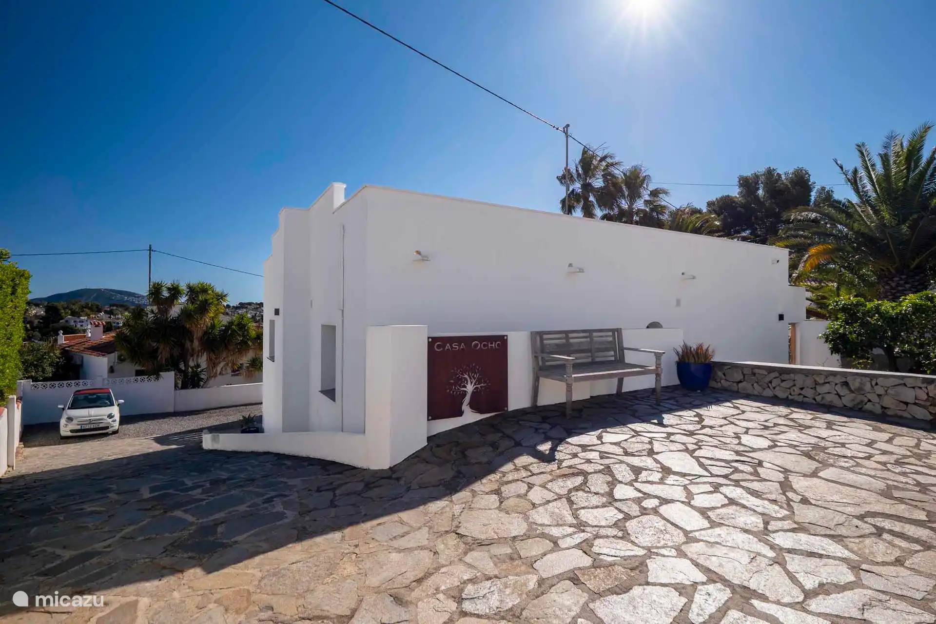 Casa delantera y entrada de entrada de Casa Ocho