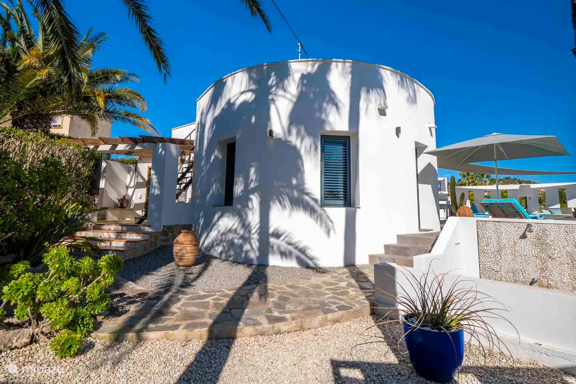 Jardín y dormitorio principal