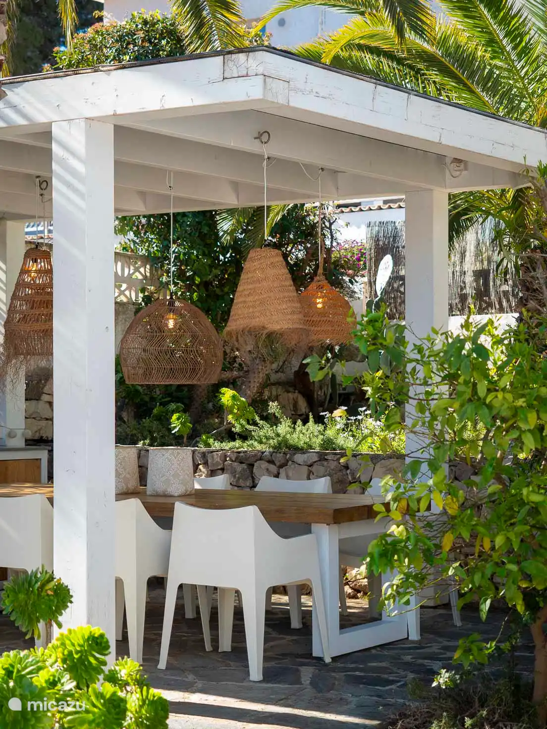 Vista hacia la cocina exterior