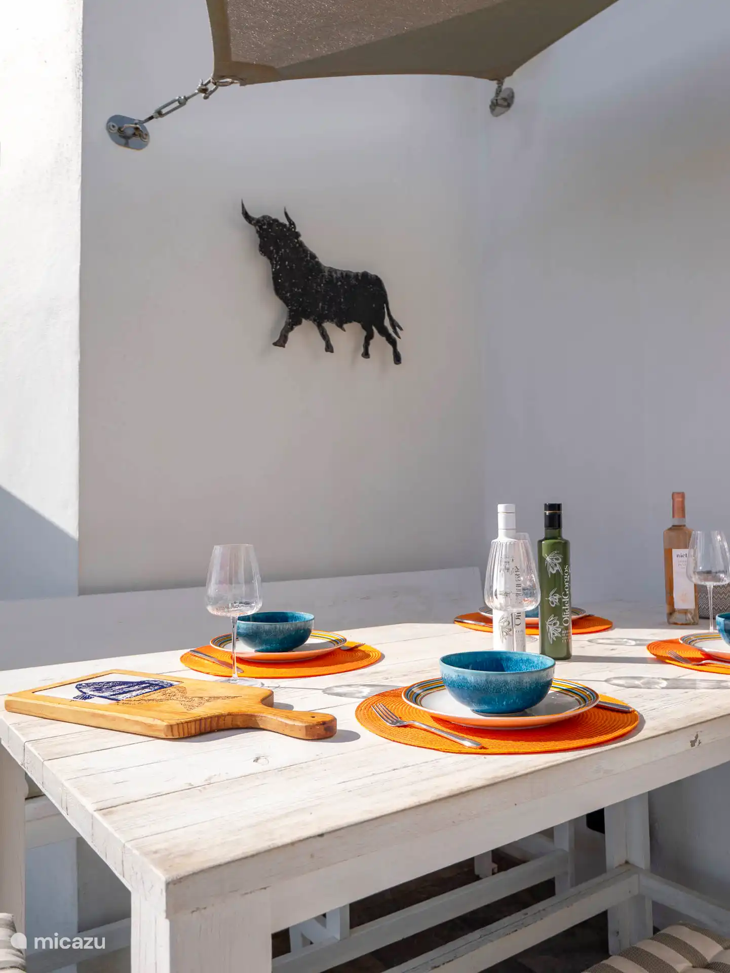 Maravilloso, charlando y disfrutando en la mesa alta de 6 plazas