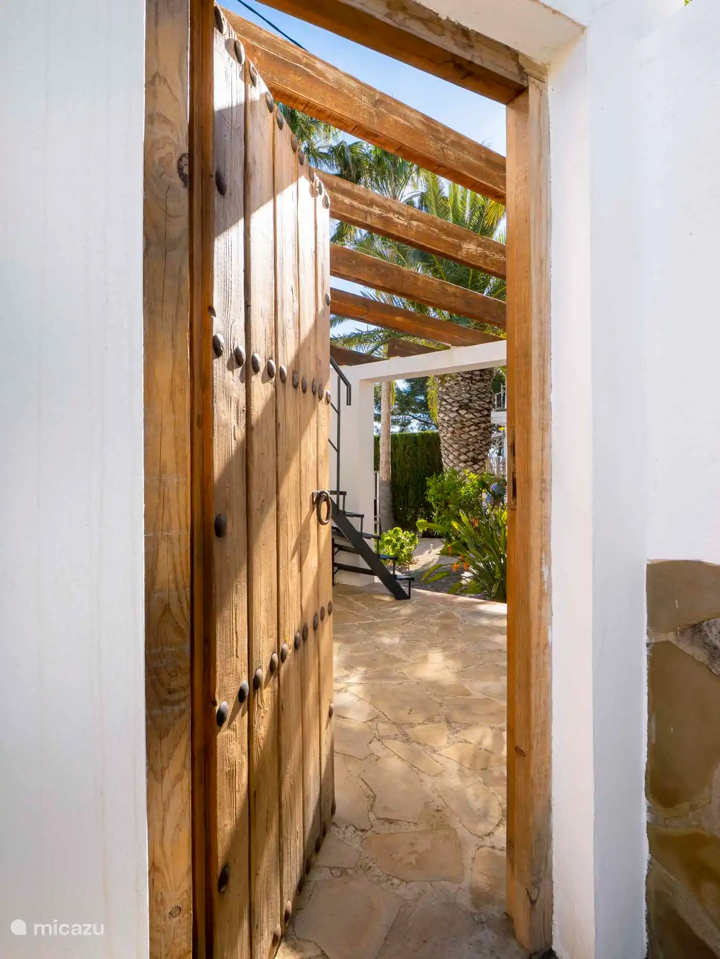 Antigua puerta y vista a la terraza en la azotea, escaleras y jardín