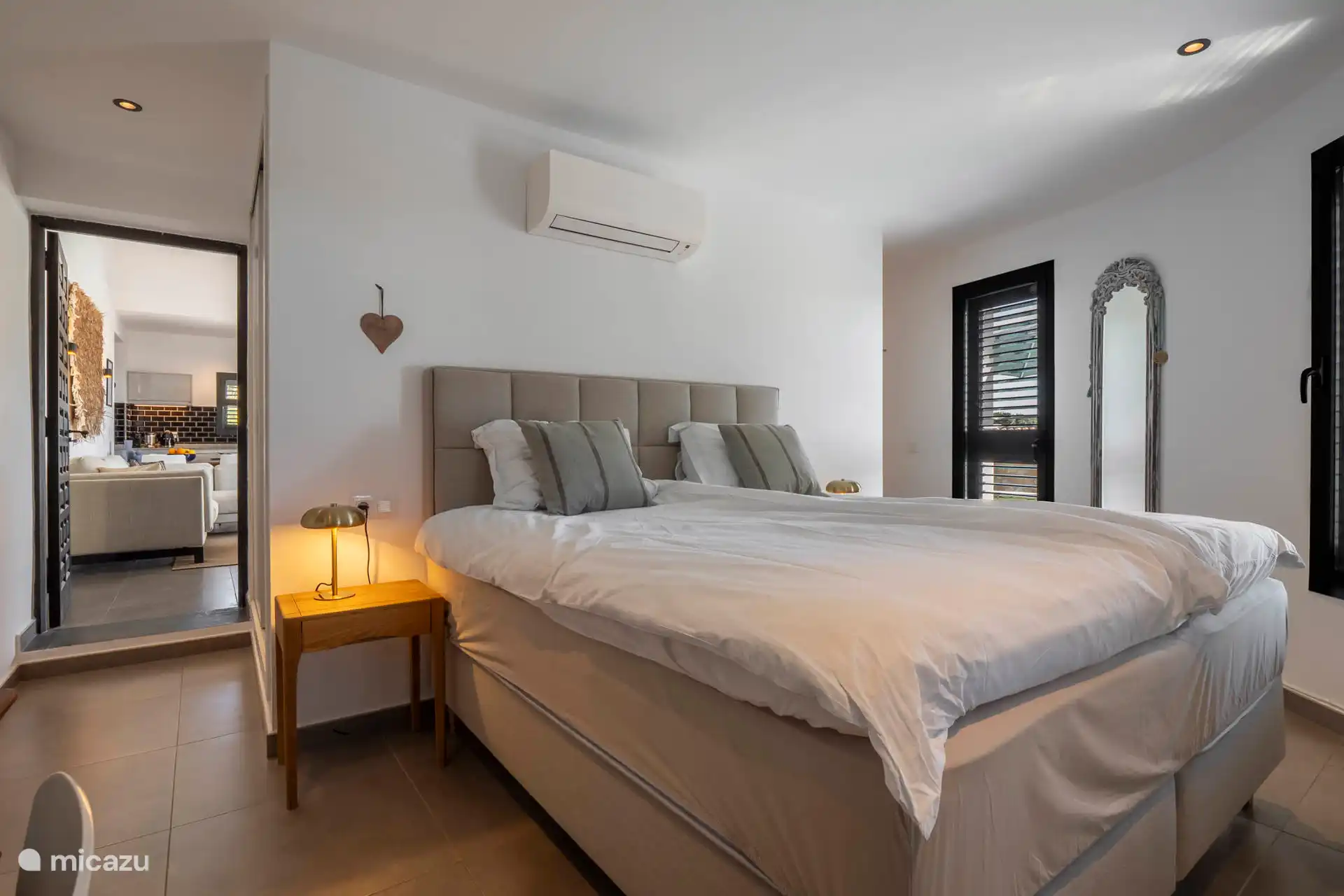 El dormitorio principal con camas fantásticas y baño privado