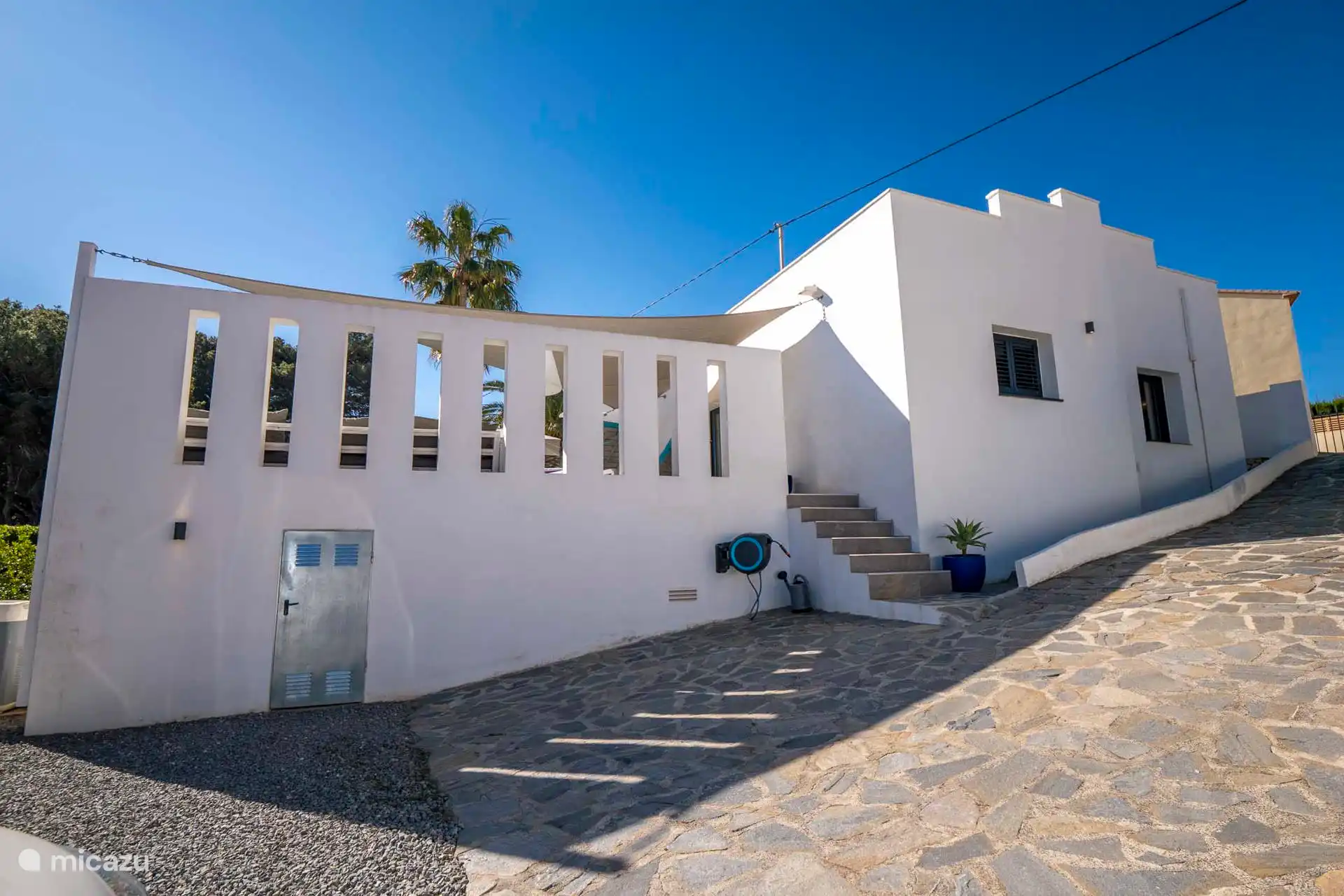 Lateral de la casa y entrada de vehículos