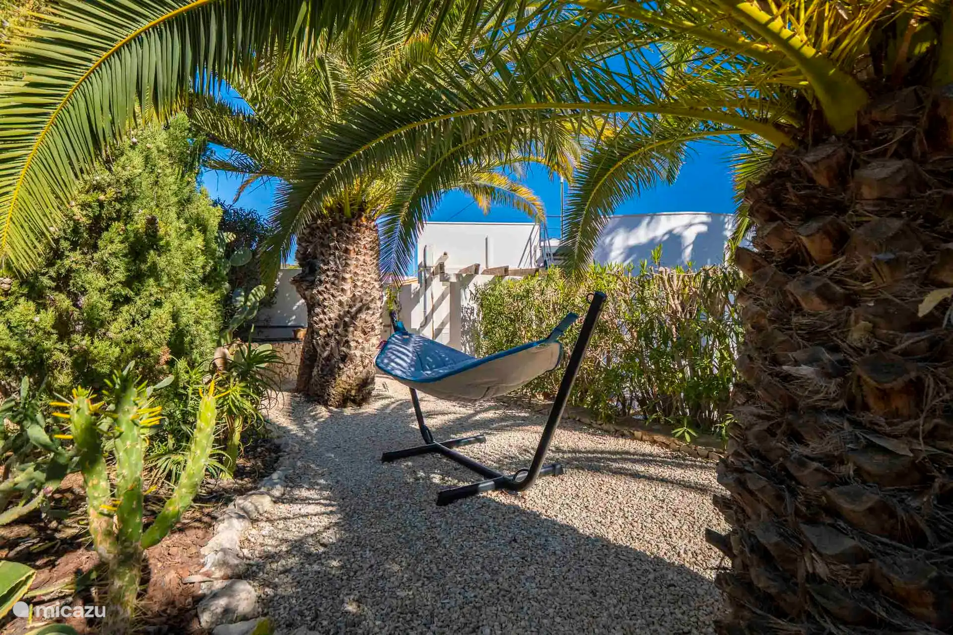 Hamaca de Fatboy en un lugar tranquilo del jardín