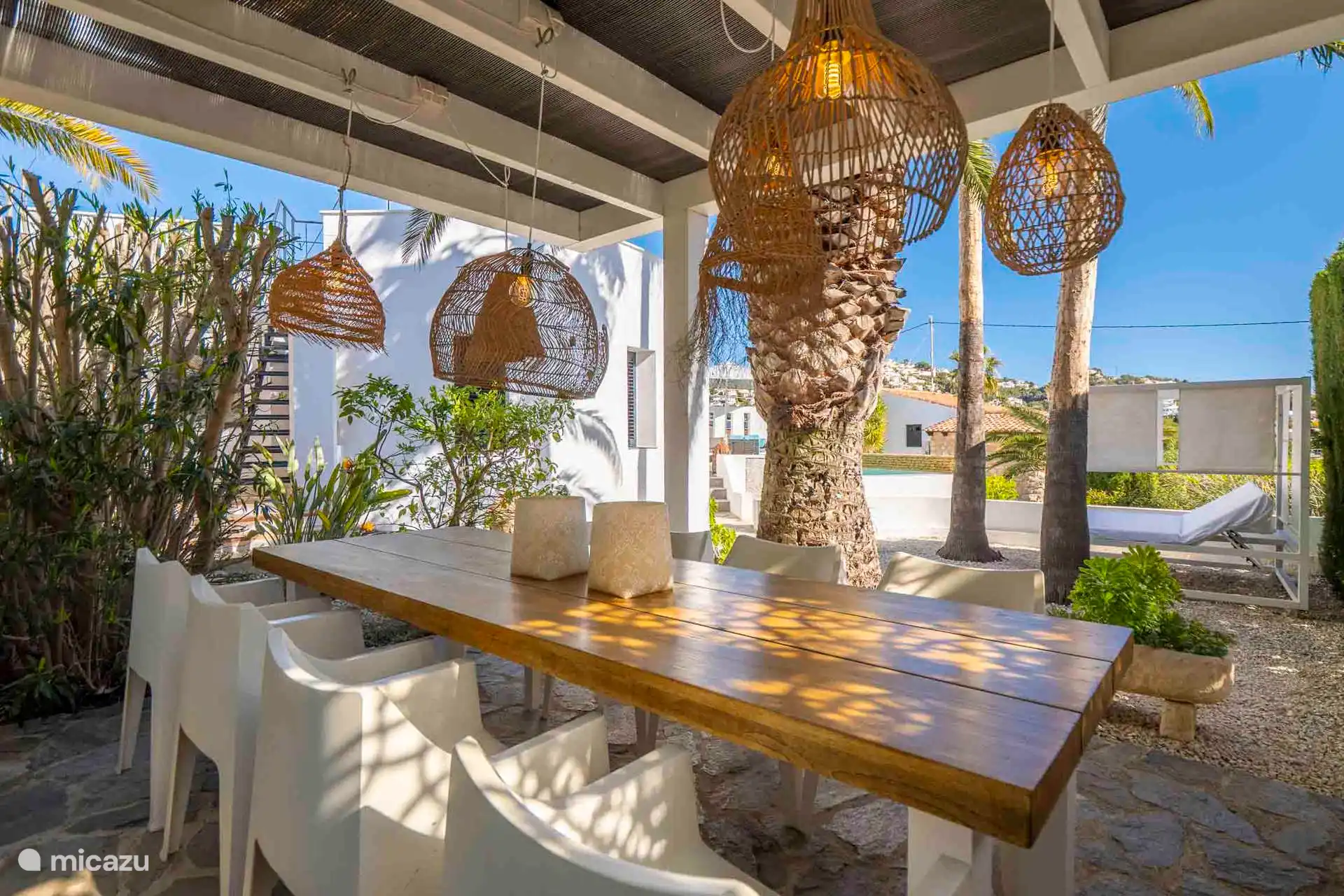 la iluminación acogedora en la cocina exterior es ajustable con mando a distancia Hue