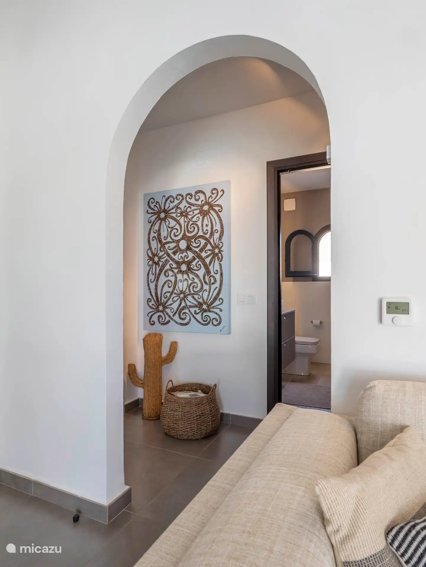 Pasillo a 2 dormitorios y baño