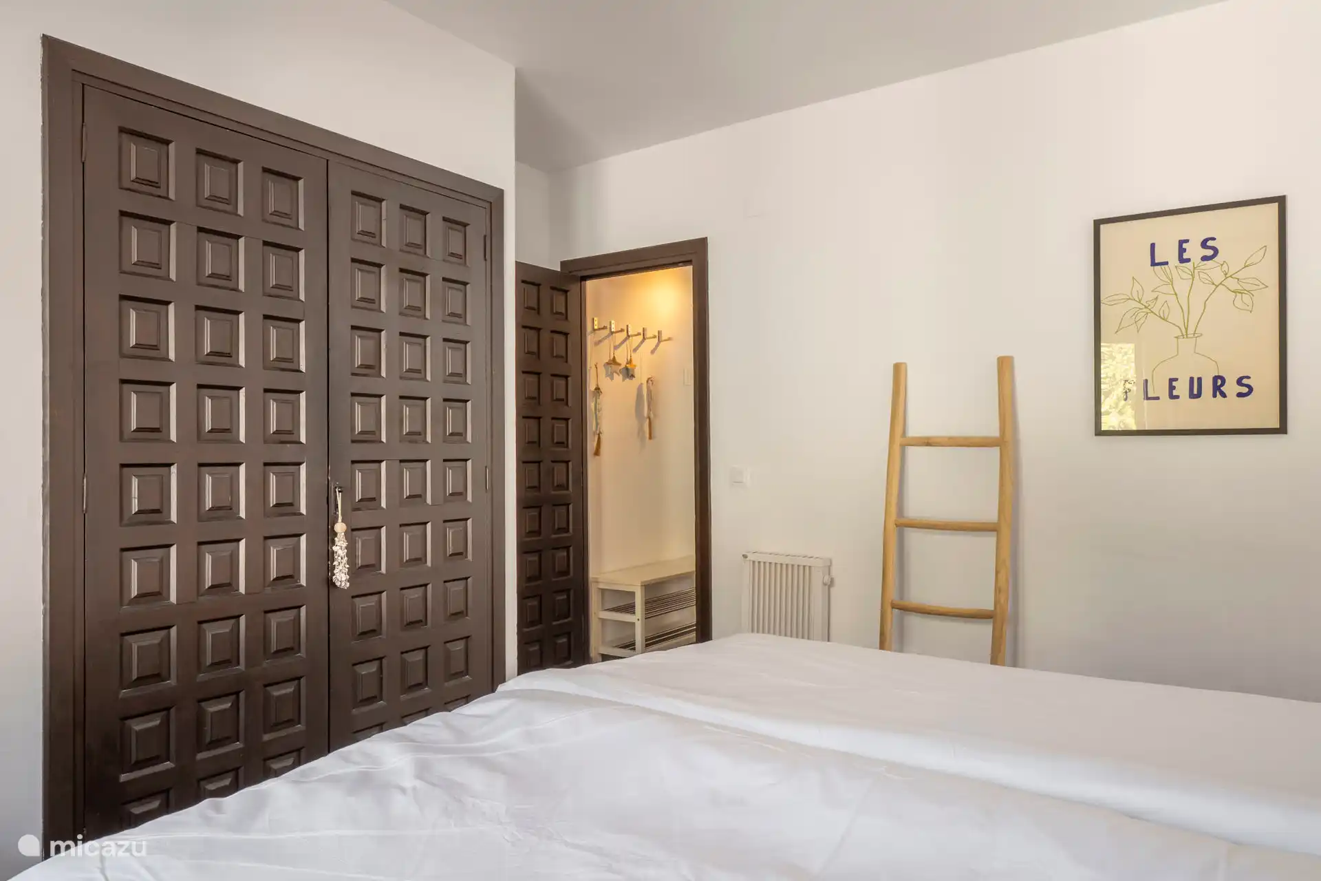 Dormitorio atractivo con espacio en el armario