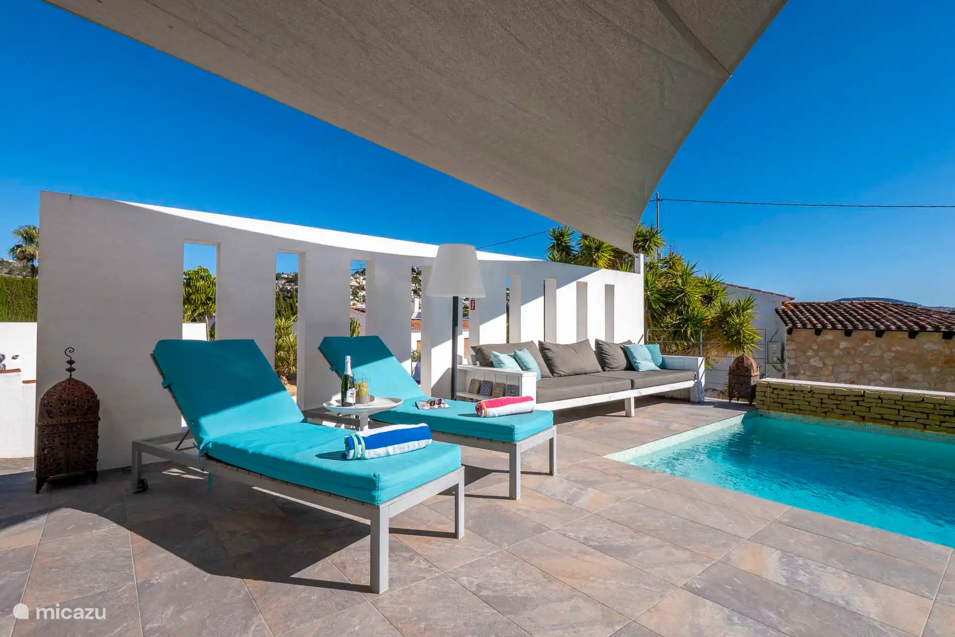 Relajándose en tumbonas y sofá lounge