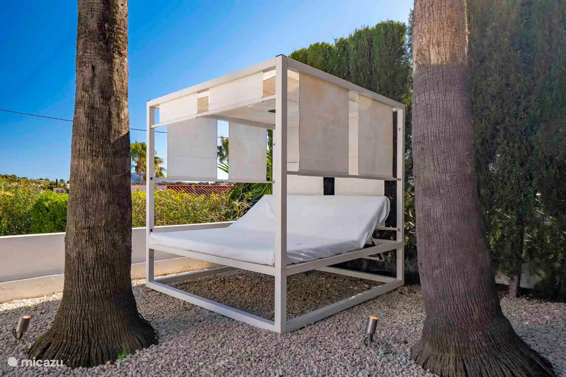 La cama lounge está un poco más lejos y, sin embargo, está involucrada en la empresa