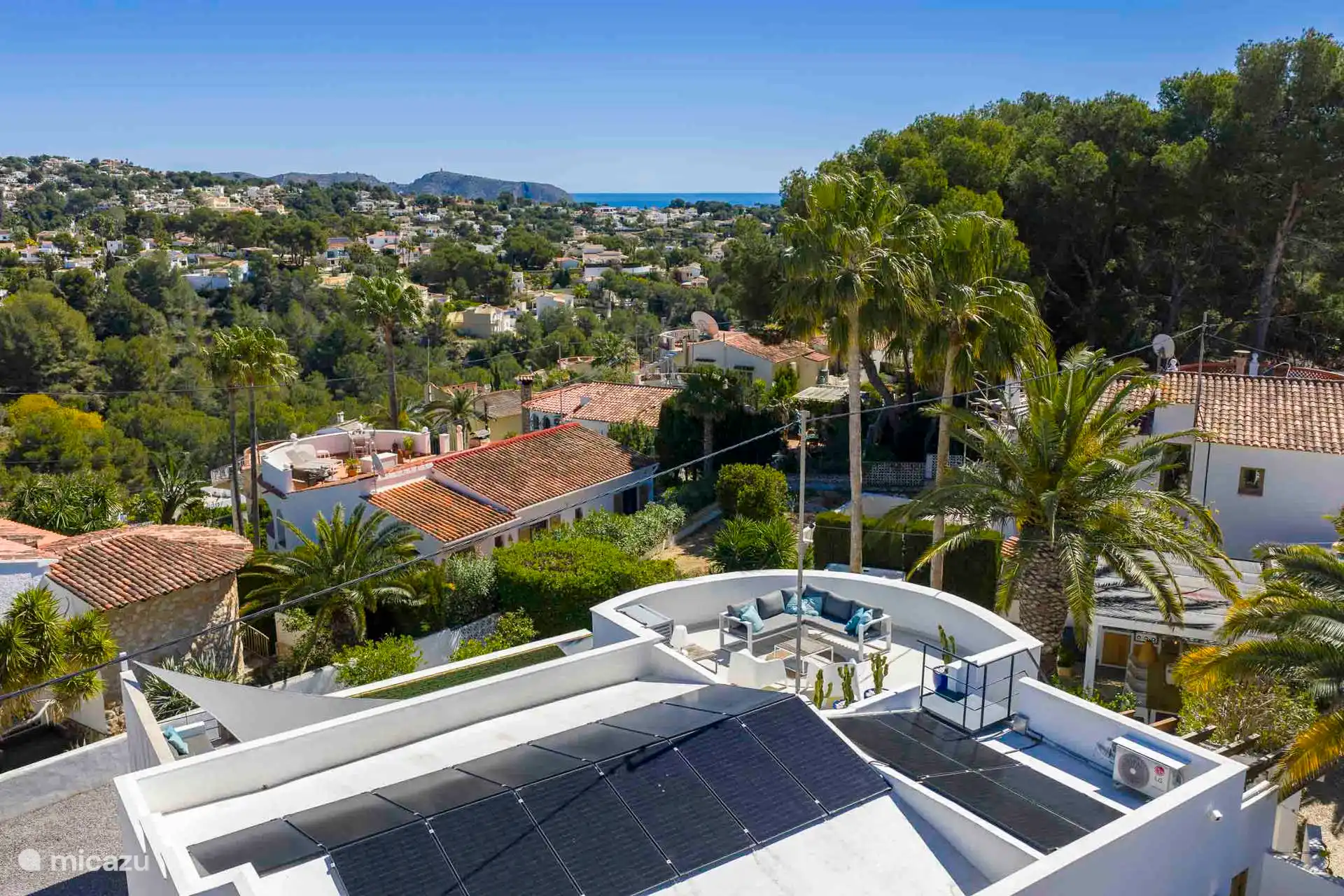 Vista general de la terraza en la azotea con vistas al mar