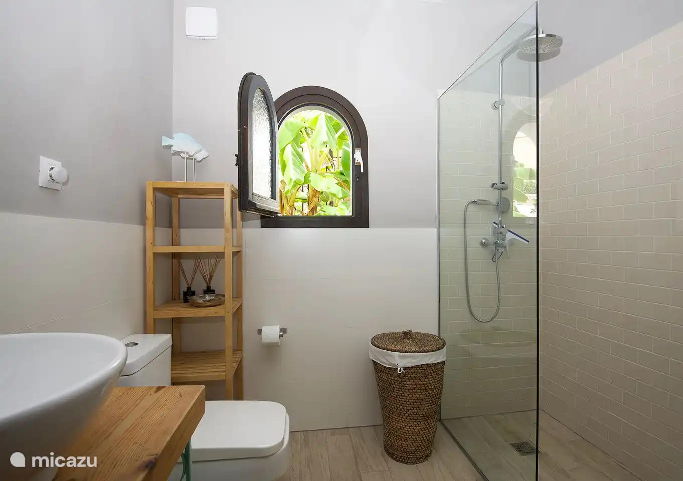 Nice 2nd bathroom for the 2 double bedrooms