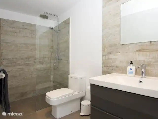 Casa Ocho Benissa Costa / Moraira en España, Costa Blanca, Benissa - villa El baño perteneciente al dormitorio principal.