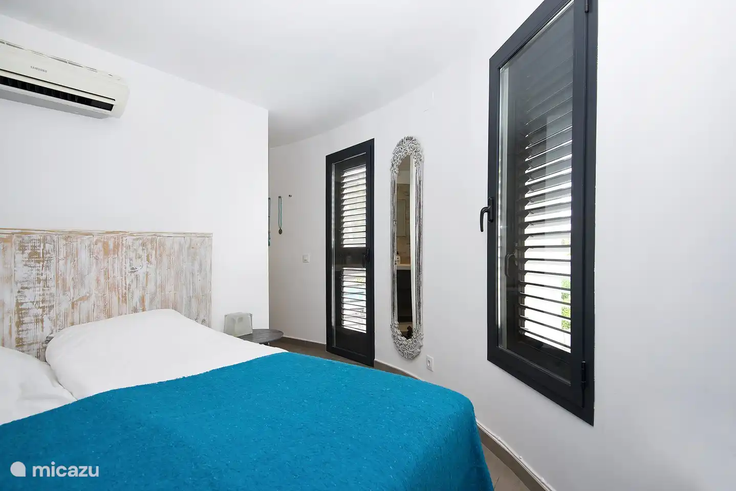 With the shutters you can make it wonderfully dark so that you can stay in bed for a long time, with air conditioning